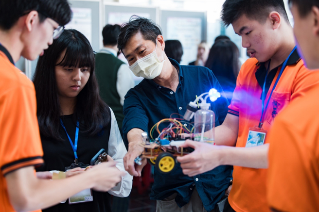 高度呼應智慧應用的無遠弗屆，「高科盃全國商業智慧競賽」初賽決賽均在線上舉辦，頒獎當日同時進行現場展示，大量學生、指導老師一同觀摩交流。(照片/國立高雄科技大學提供)