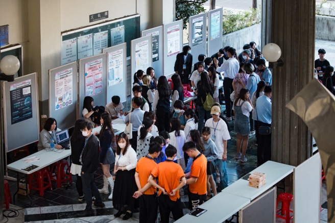 高度呼應智慧應用的無遠弗屆，「高科盃全國商業智慧競賽」初賽決賽均在線上舉辦，頒獎當日同時進行現場展示，大量學生、指導老師一同觀摩交流。(照片/國立高雄科技大學提供)