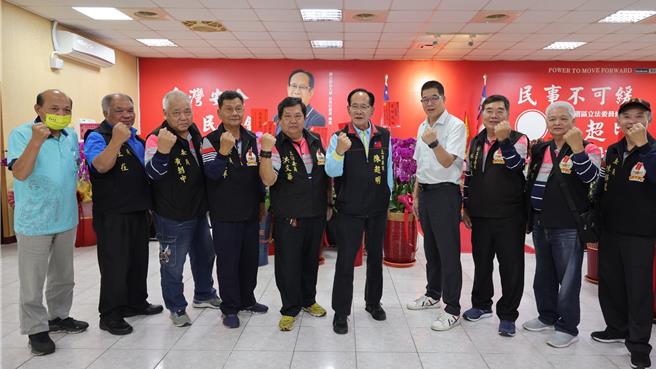 白沙屯拱天宮管理委員會、主任委員洪文華14日專程拜訪苗栗縣一選區立委陳超明。（陳超明競選總部提供／李京昇苗栗傳真）