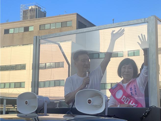國民黨副總統參選人趙少康(左)，今下午陪同桃園五選區立委參選人呂玉玲(右)車隊掃街拜票。(呂筱蟬攝)