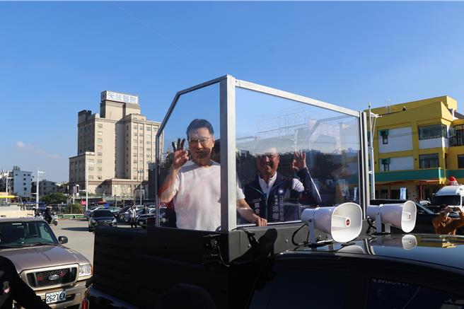 國民黨副總統參選人趙少康首次車隊掃街，14日下午來到楊梅為桃園二選區國民黨立委參選人涂權吉站台。（蔡明亘攝）