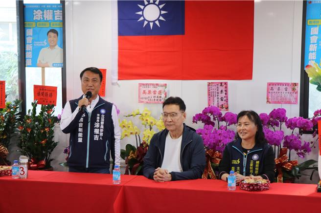 國民黨副總統參選人趙少康首次車隊掃街，14日下午來到楊梅為桃園二選區國民黨立委參選人涂權吉站台。（蔡明亘攝）