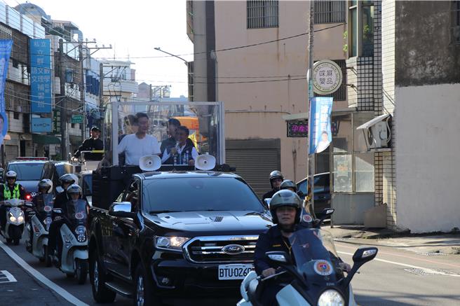 國民黨副總統參選人趙少康首次車隊掃街，14日下午來到楊梅為桃園二選區國民黨立委參選人涂權吉站台。（蔡明亘攝）