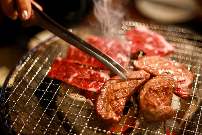 日本平價燒肉店前員工爆料，他到燒肉店消費時，「絕對不會」點壺醃牛五花、每日配菜、綜合拼盤等3種品項。（示意圖／shutterstock）