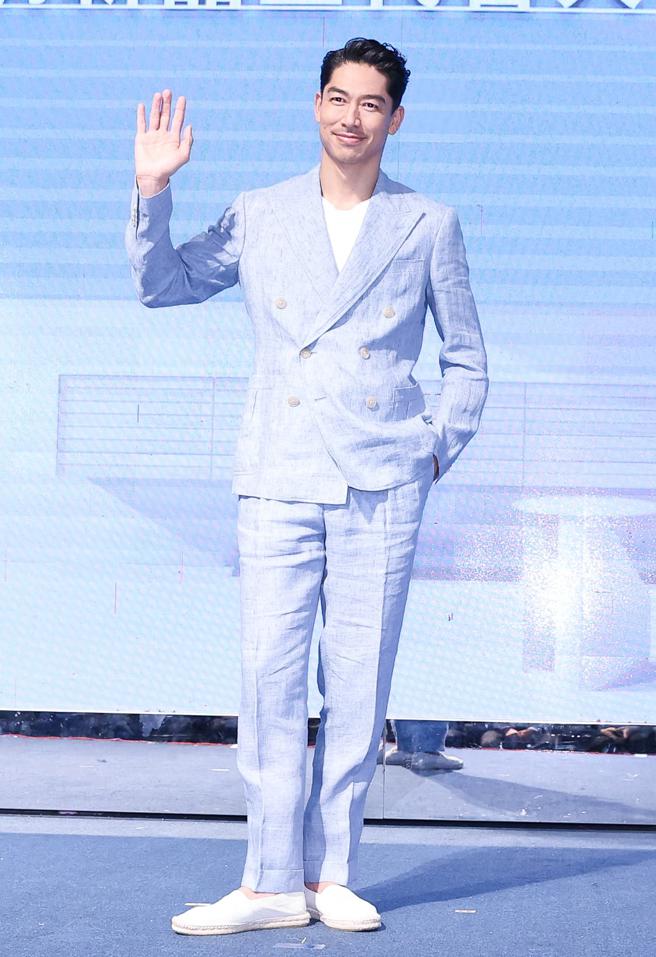 小時候一度深信耶誕老人存在的AKIRA打趣地表示想扮成麋鹿，拖著林志玲送禮物。（陳俊吉攝）