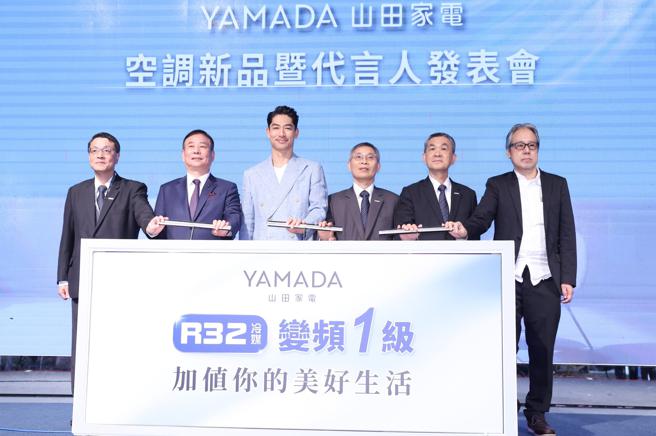 AKIRA（左三）人氣旺，接下山田變頻空調代言工作，記者會上分享他的美好人生哲學。（陳俊吉攝）