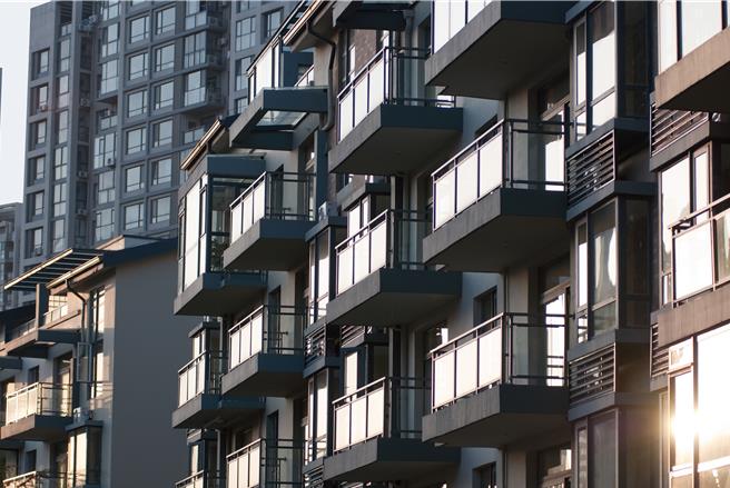 北京市官方14日宣布，下调首套房首付比例至3成，第二套房也降至最低4成。（shutterstock）