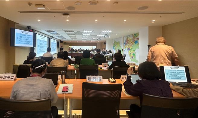 台北市都市审议委员会14日针对故宫兴建无障碍空间，需解列部分山限区空间。而在故宫与都发局将申请解列的山限区面积大幅缩小后，都委会也正式拍板通过。（丁上程摄）