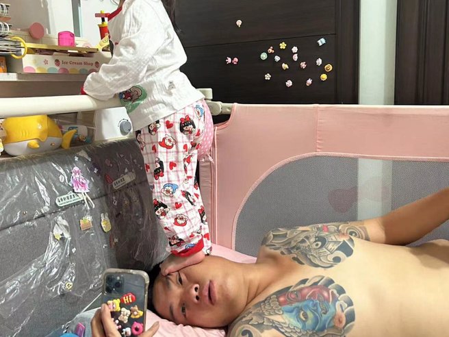 一位爸爸記錄下自己被女兒「欺負」的畫面。（翻攝自爆廢1公社臉書）