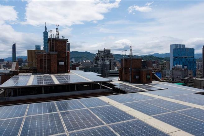 大松绑！为了让国内产业购买到绿电，经济部今天经济部能源署今（14）日又进一步开放再生能源自用发电设备（光电第二、三型）所发绿电，可以卖给绿电售电业。 （地球公民基金会提供）