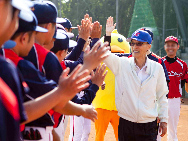 
孙庆余希望同仁「聪明工作、健康生活」，每年举办运动赛事，为员工打造永续幸福职场。图片来源：永庆房产集团
