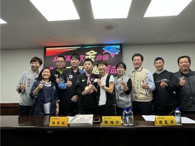 老中青桌球国手吴文嘉（右一）、冯圣钦（右二）及蒋澎龙（左三）、黄圣盛（左四）、史上最年轻国手郭冠宏（左五）14日由立委陈亭妃陪同下，出面为争取恢復台南市桌球基层训练站请命。（曹婷婷摄）