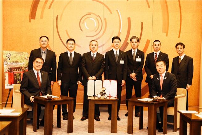 台南市长黄伟哲（左）拜会滋贺县三日月大造知事等人。（台南市政府提供／曹婷婷台南传真）