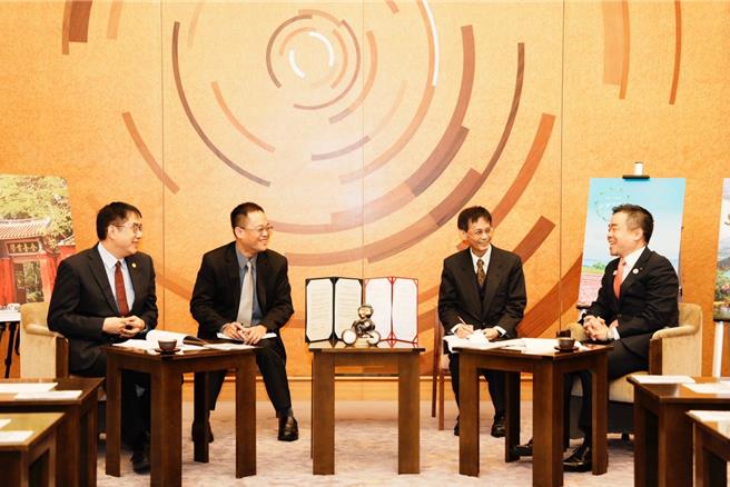 台南市长黄伟哲（左）拜会滋贺县三日月大造知事等人。（台南市政府提供／曹婷婷台南传真）