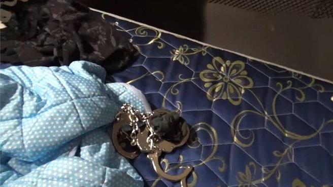 台中市警方去年破獲詐騙水房，逮捕張鈞皓、郭勁宏等7人，救出4名慘遭拘禁凌虐男女，在床上發現控制被害人的手銬。（台中地檢署提供／王煌忠台中傳真）