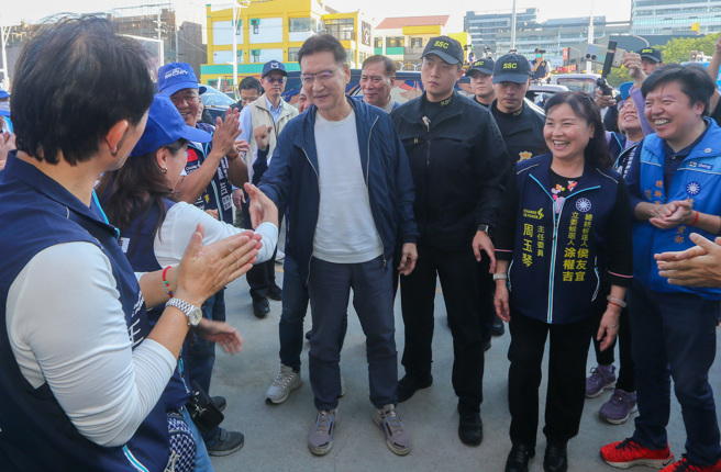 國民黨副總統候選人趙少康（中）14日下午到桃園市楊梅區與黨籍立委參選人涂權吉展開第一場掃街活動，受到支持民眾熱烈歡迎。（陳麒全攝）