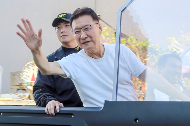 國民黨副總統候選人趙少康14日下午到桃園市楊梅區與黨籍立委參選人涂權吉展開第一場掃街活動。（陳麒全攝）