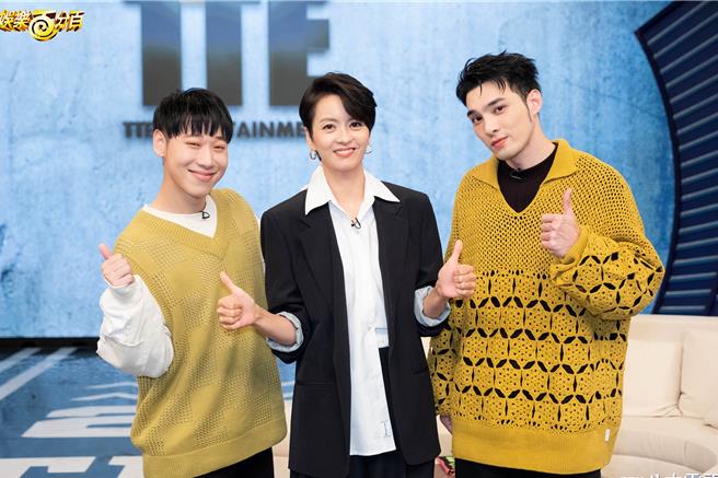 小赖（左）、黄伟晋（右）跟偶像梁咏琪（中）合影。（八大提供）