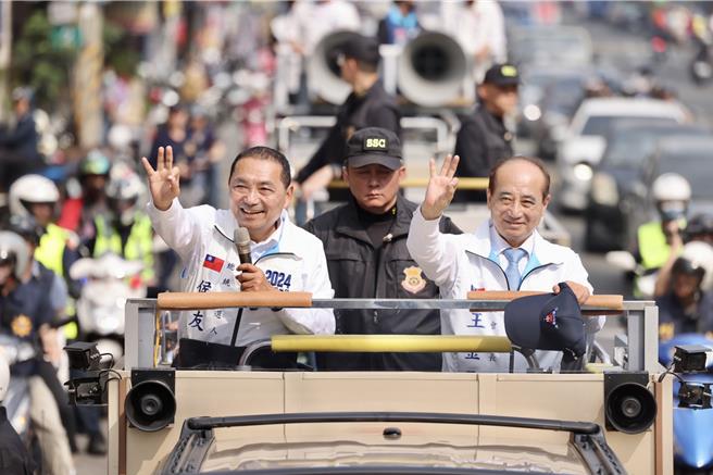 国民党总统候选人侯友宜南下高雄展开车队扫街，立法院前院长王金平鼎力相助，与侯友宜一起车队扫街。（侯友宜竞选总部提供／林雅惠高雄传真）