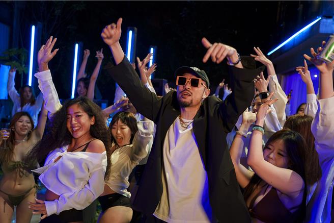 热狗邀大渊拍摄新歌〈约翰屈伏塔〉MV。（本色音乐提供）