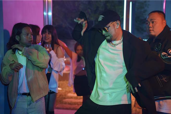 热狗邀大渊拍摄新歌〈约翰屈伏塔〉MV。（本色音乐提供）