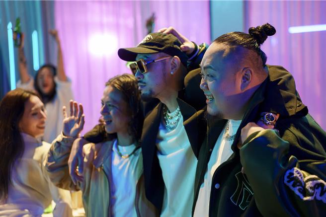 热狗邀大渊拍摄新歌〈约翰屈伏塔〉MV。（本色音乐提供）