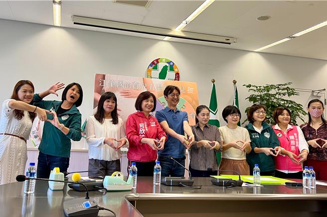 民進黨台中六選區立委參選人江肇國表示，先前市府就已回應3年能完成課桌椅汰換，沒想到羅議員關心後教育局又改口，要羅不要「扯後腿」。（張亦惠攝）