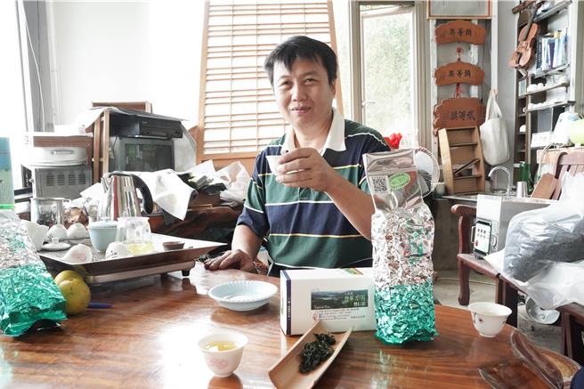 石碇青農曾仁宗接棒父親茶園13年 ，首次奪得石碇區包種茶特等獎。（新北市農業局提供／劉瑋晴新北傳真）