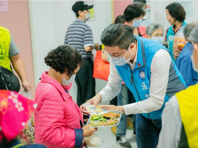 國民黨新北市八選區立委參選人張智倫時常參與中和地區長者「共餐活動」的活動，透過辦理共餐聯誼，讓銀髮族好朋友相互扶持，強化社區向心力。（張智倫辦公室提供／劉瑋晴新北傳真）