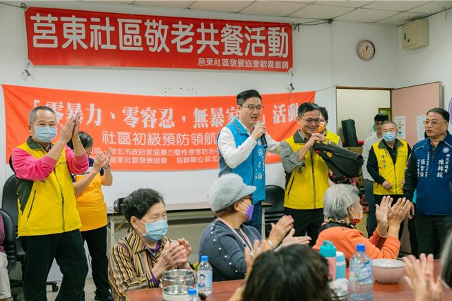 國民黨新北市八選區立委參選人張智倫率先力推「一里一日照」，讓更多長者能就近獲得照顧，也讓兒孫輩無後顧之憂。（張智倫辦公室提供／劉瑋晴新北傳真）