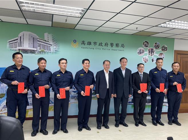 長黃明昭先行對各分局及刑大偵破重大刑案，頒發相關分局破案獎金。（洪靖宜攝）