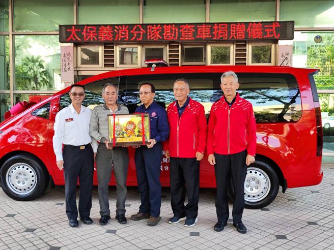 新光钢董事长粟明德(右二穿红色外套)等集团相关人员参加捐赠仪式。(图片来源/新光钢提供)