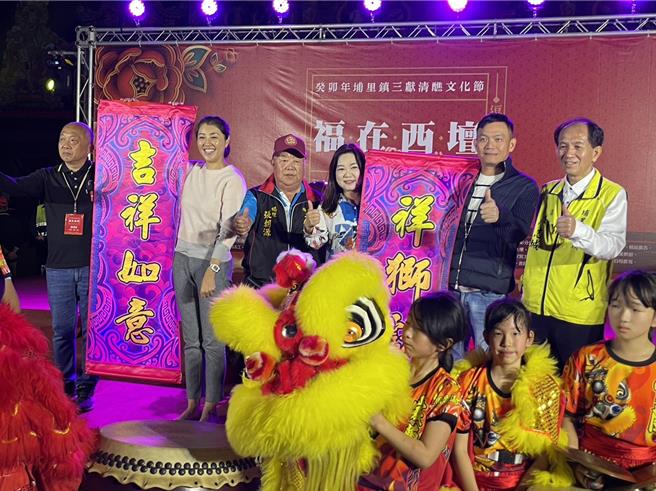 埔里星巴克附近的台糖广场设西坛，13日晚间吉时南投县长许淑华等人出席西坛点灯仪式。（杨静茹摄）