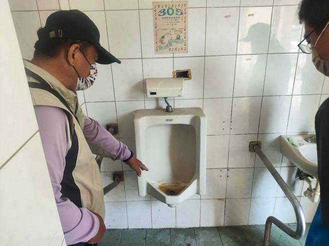 台南市府提醒久未使用的便斗易生孳生源(圖片來源：台南市衛生局提供)