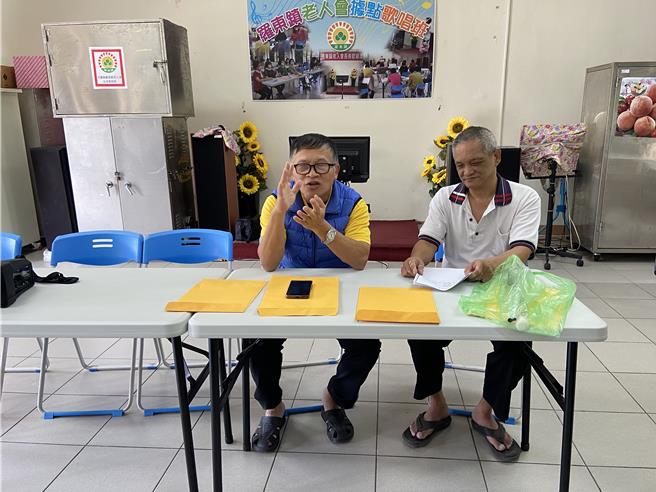 宜县按摩业职业工会会员廖峻霆（左）、许志鸿（右），指控工会财务不清，但2人却在查帐日的前一天被除名，质疑工会作贼心虚。（吴佩蓉摄）