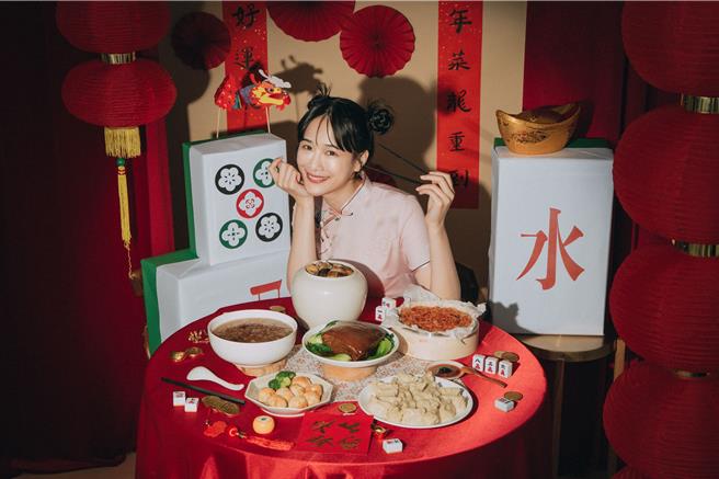 全家與首次與「水水灶咖」攜手推出限量年菜組合，「龍轉千坤水水年菜組」每套含6道料理，共2350元。（PressPlay提供／朱世凱台北傳真）