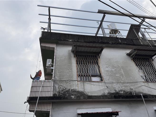 屏东内埔乡14日发生一起工安意外，有民宅在进行顶楼铁皮加盖工程时，42岁吴姓工人不慎失足，从7米高的高楼跌落，送医后不治。（警方提供／谢佳潾屏东传真）