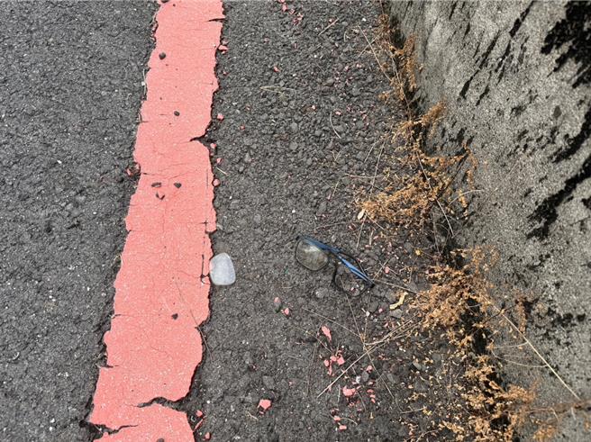 屏东内埔乡14日发生一起工安意外，有民宅在进行顶楼铁皮加盖工程时，42岁吴姓工人不慎失足，从7米高的高楼跌落，送医后不治。（警方提供／谢佳潾屏东传真）