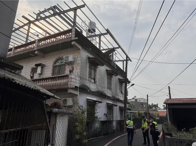 屏东内埔乡14日发生一起工安意外，有民宅在进行顶楼铁皮加盖工程时，42岁吴姓工人不慎失足，从7米高的高楼跌落，送医后不治。（警方提供／谢佳潾屏东传真）