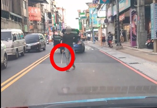 新莊新泰路發生行車糾紛，對方下車持大鐵棒威脅辱罵。（翻攝爆料公社）