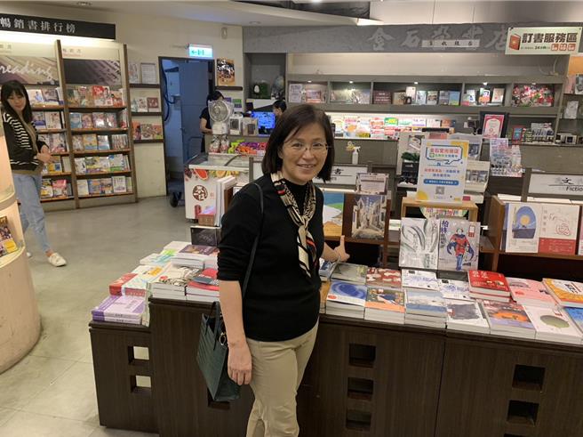 今年适逢彰化建县300年，县府与民间举办各式活动一起记录、回忆彰化300年的光辉岁月，其中彰化教师作家蔼萍，特别以彰化小西巷为背景，写成长篇小说《住在小西巷的那个女孩》。（蔼萍提供／吴建辉彰化传真）