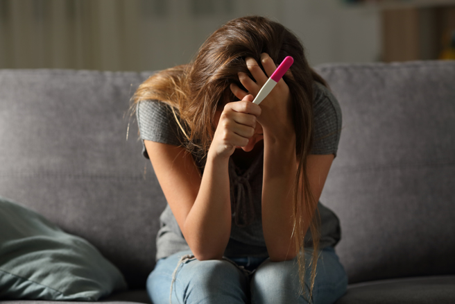 新加坡一名17岁的少年与女同学2020年交往后，称年纪轻难买到保险套，结果偷嚐禁果害女方怀孕。（示意图／shutterstock）