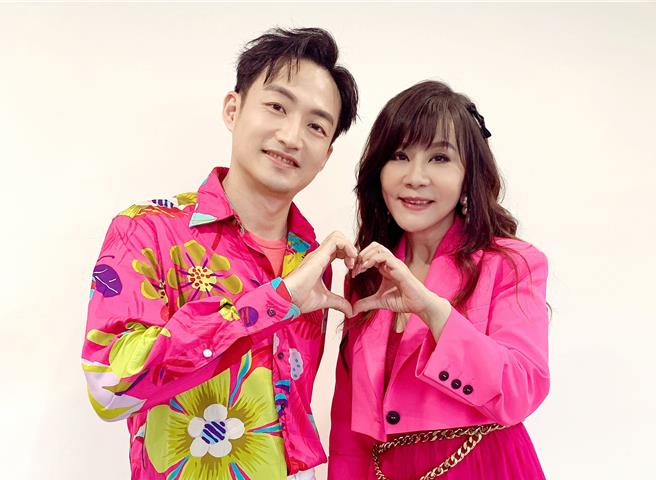 龍千玉（右）與葉諾帆對唱新歌。（豪記提供）