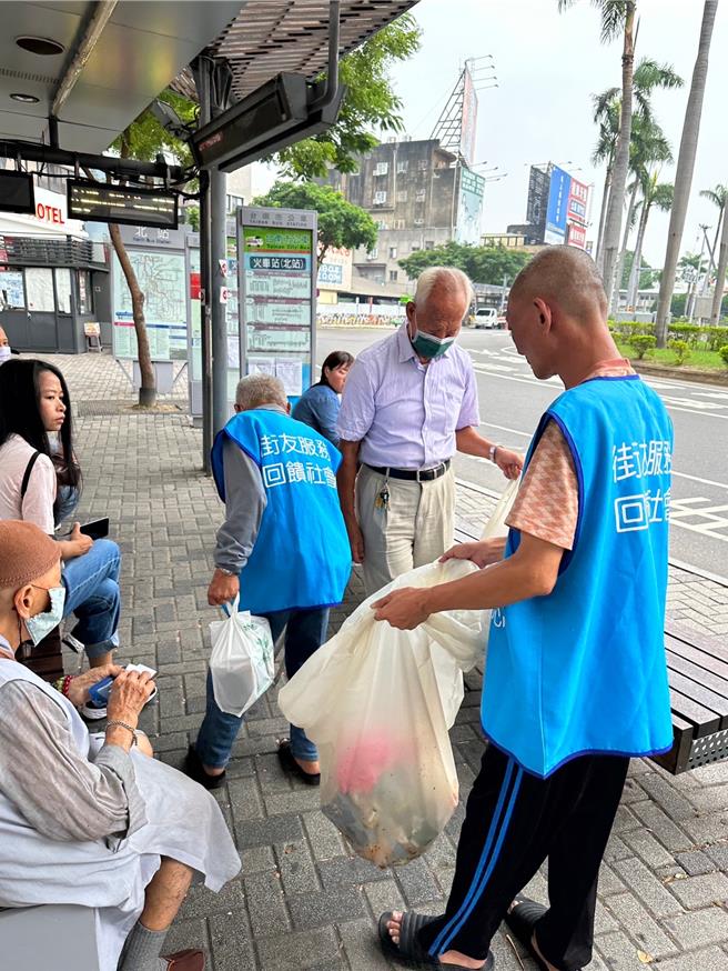 台南市輔導街友成為掃地臨時工，為維護市容盡一點心力。(台南市社會局提供／曹婷婷台南傳真)