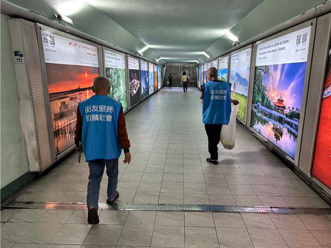 台南市輔導街友成為掃地臨時工，希望他們維護環境整潔。(台南市社會局提供／曹婷婷台南傳真)