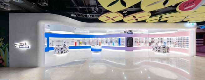 CASETiFY STUDiO 新光南西三館空間以藍色和粉紅色為主視覺。（CASETiFY提供／古明弘台北傳真）