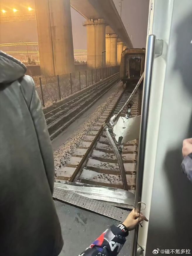 北京地鐵列車行駛中突然脫節。（翻攝X/@HXD3D0138）
