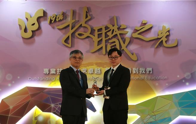 魏永约（右）获教育部次长刘孟奇（左）颁发技职之光。（致理科技大学提供）