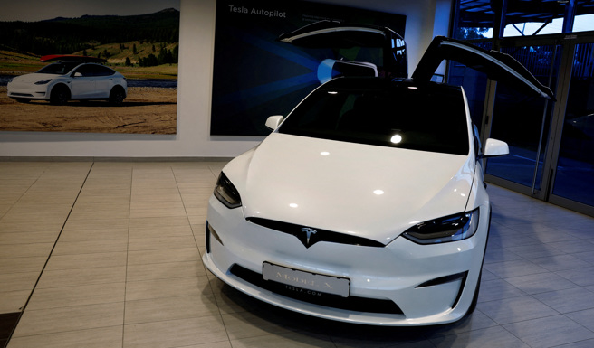 特斯拉召修逾200萬輛電動車。圖為Model X。（圖／路透社資料照片）