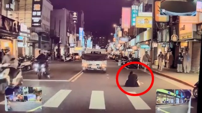 女子在撞击后坐在地上双手摀脸。（翻摄爆废公社）